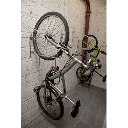 cycle stand behind car